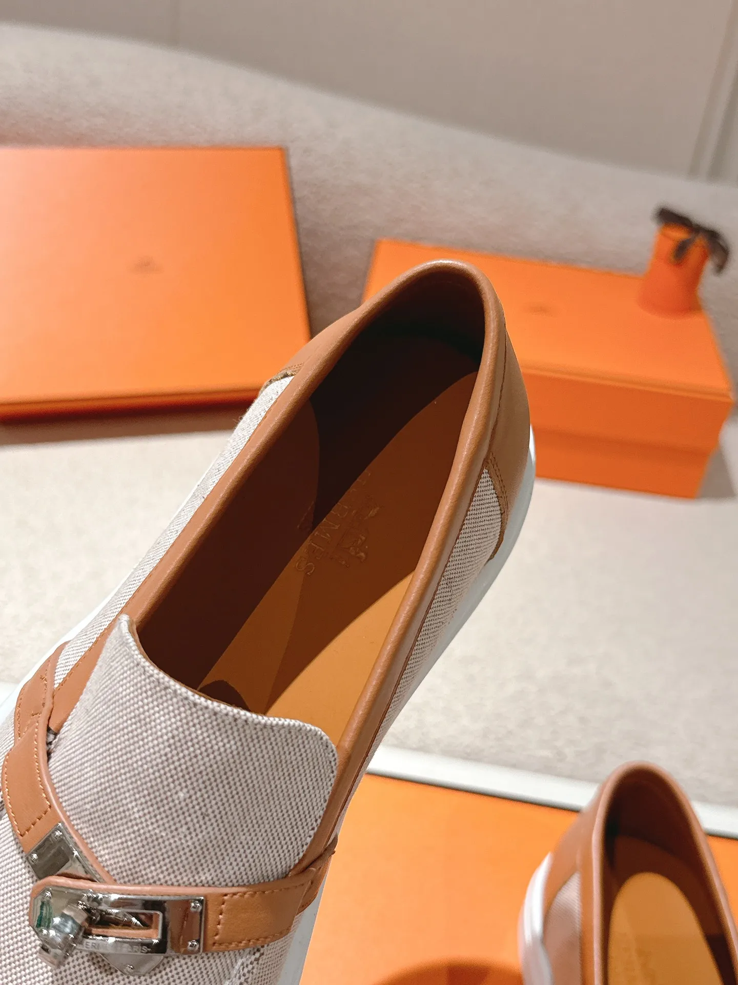 Men's shoes 💰640💰 Hermes# New Kelly buckle thick-soled loafers. Upper: cowhide/suede material. Lining: sheepskin lining. Outsole: exclusive molded outsole. Size: women's size 35-40, men's size 39-45 (female 41/male 46 customized, non-refundable)